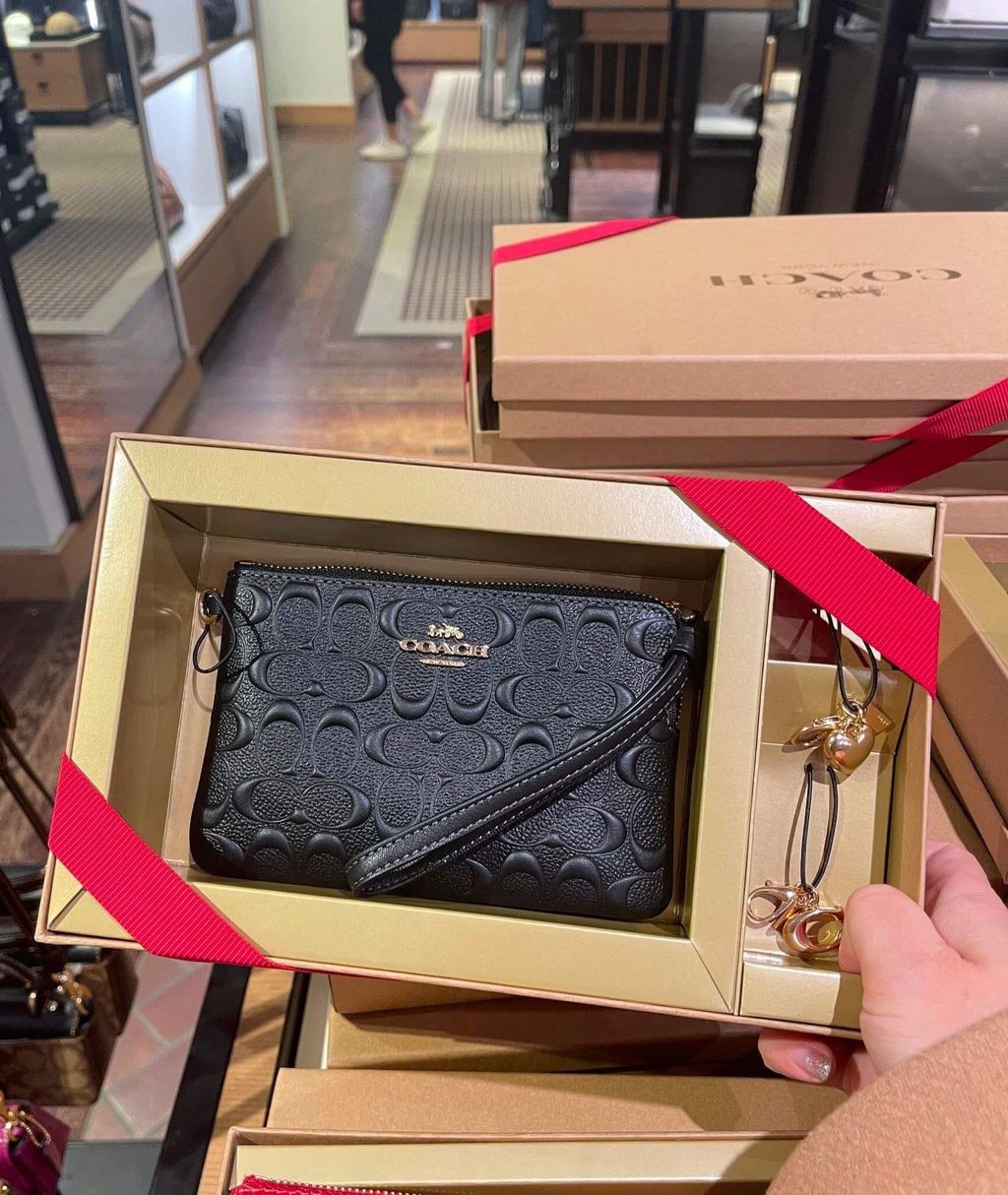 JuzBeauty_JuzBeautyMalaysia_JuzPretty_Authentic_Kbeauty_Malaysia_Skin_Care_Cosmetics_Jbeauty_Health_Care_korean_streetwear_US_COACH CF358 Boxed Corner Zip Wristlet with Signature Leather in Black