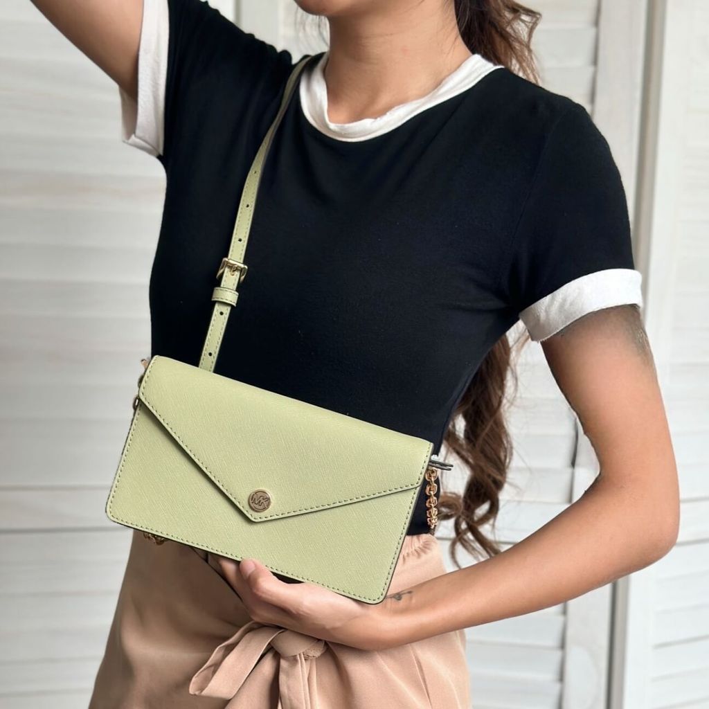 JuzBeauty-JuzBeautyMalaysia-JuzPretty-Authentic-Kbeauty-Malaysia-Skin-Care-Cosmetics-Jbeauty-Health-Care-korean-streetwear-MK MICHAEL KORS 35S3GTVC5L Small Saffiano Leather Envelope Crossbody Bag In Black 斜挎包1