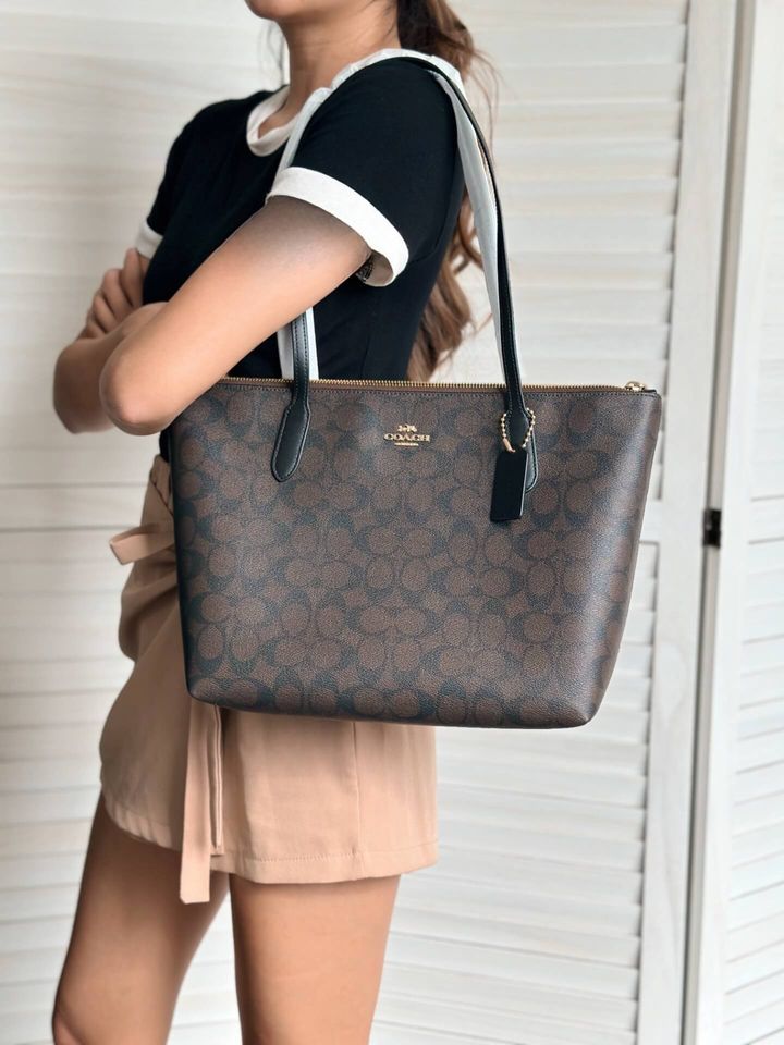 JuzBeauty-JuzBeautyMalaysia-JuzPretty-Authentic-Kbeauty-Malaysia-Skin-Care-Cosmetics-Jbeauty-Health-Care-korean-streetwear-COACH 4455 Zip Top Tote In Signature Canvass In Brown Black 托特包3