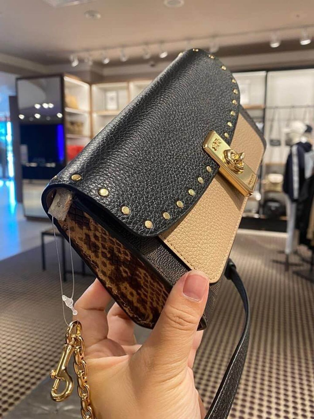 JuzBeauty_JuzBeautyMalaysia_JuzPretty_Authentic_Kbeauty_Malaysia_Skin_Care_Cosmetics_Jbeauty_Health_Care_korean_streetwear_US_COACH C1723 Lane Crossbody In Signature Canvas With Rivets 链条包3.jpg