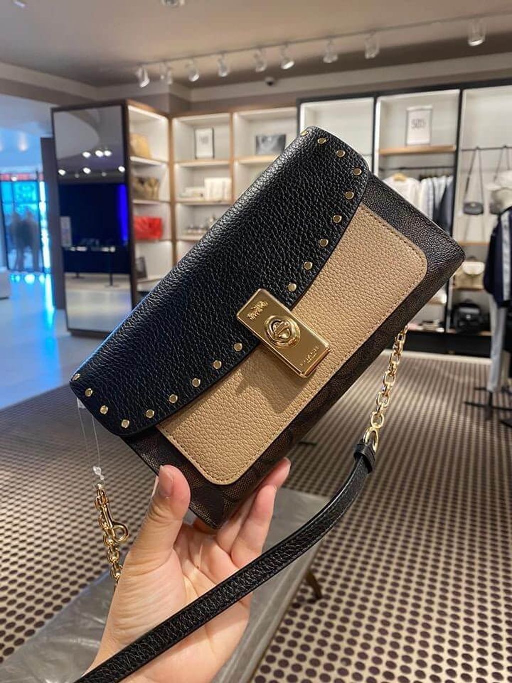 JuzBeauty_JuzBeautyMalaysia_JuzPretty_Authentic_Kbeauty_Malaysia_Skin_Care_Cosmetics_Jbeauty_Health_Care_korean_streetwear_US_COACH C1723 Lane Crossbody In Signature Canvas With Rivets 链条包2.jpg