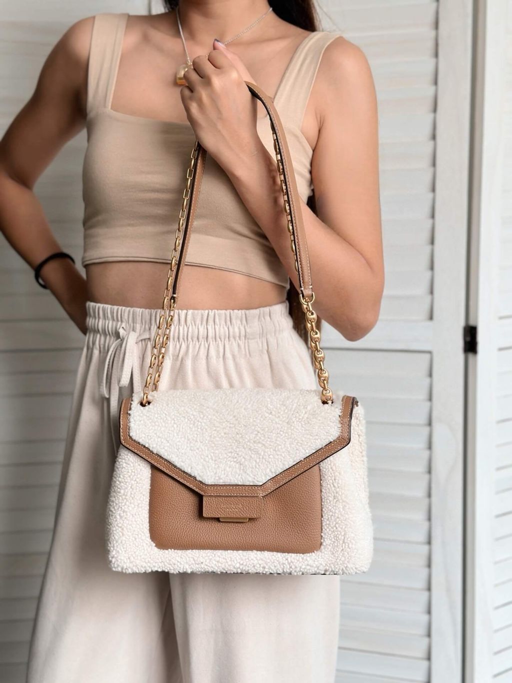 JuzBeauty_JuzBeautyMalaysia_JuzPretty_Authentic_Kbeauty_Malaysia_Skin_Care_Cosmetics_Jbeauty_Health_Care_korean_streetwear_US_Luxury_KATE SPADE K9920 Gramercy Shearling Medium Convertible Shoulder Bag in Cream Multi 单肩包1