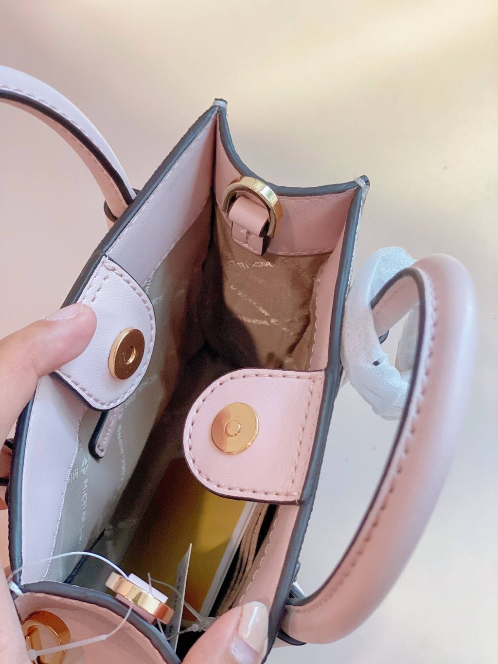 JuzBeauty_JuzBeautyMalaysia_JuzPretty_Authentic_Kbeauty_Malaysia_Skin_Care_Cosmetics_Jbeauty_Health_Care_korean_streetwear_US_Luxury_MICHAEL KORS 35T1GM9C0l Mercer Extra-small Pebbled Leather Crossbody Bag Pink 琴谱包4.jpg