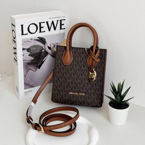 JuzBeauty_JuzBeautyMalaysia_JuzPretty_Authentic_Kbeauty_Malaysia_Skin_Care_Cosmetics_Jbeauty_Health_Care_korean_streetwear_US_Luxury_MICHAEL KORS 35T1GM9C0l Mercer Extra-small Pebbled Leather Crossbody Bag Brown 琴谱包7