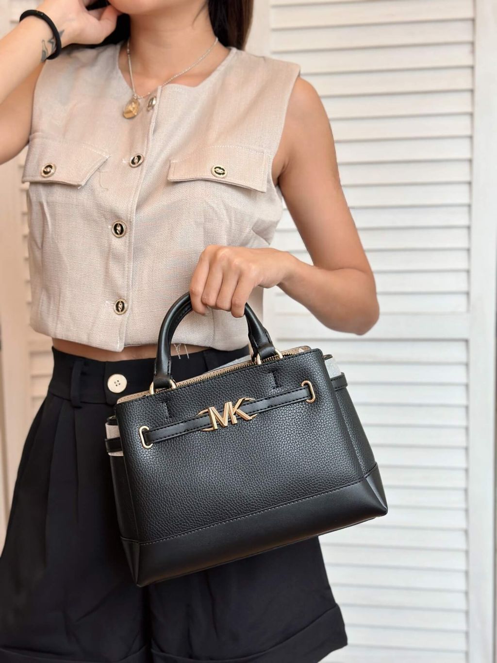 JuzBeauty_JuzBeautyMalaysia_JuzPretty_Authentic_Kbeauty_Malaysia_Skin_Care_Cosmetics_Jbeauty_Health_Care_korean_streetwear_US_Luxury_MICHAEL KORS 35S3G6RS1T Reed Small Two-tone Pebbled Leather Belted Satchel In Black 戴妃包5