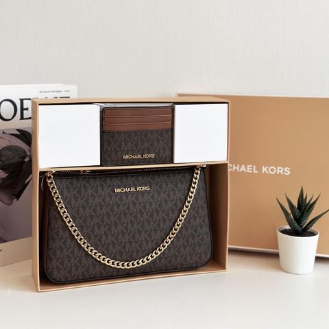 JuzBeauty_JuzBeautyMalaysia_JuzPretty_Authentic_Kbeauty_Malaysia_Skin_Care_Cosmetics_Jbeauty_Health_Care_korean_streetwear_US_Luxury_MICHAEL KORS 35H1GGZD6B Giftable Boxed Items Jet Set Travel Md Brown 麻将斜挎包+卡包礼盒4