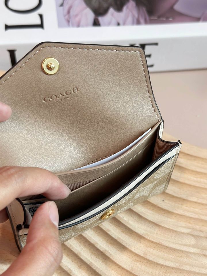 JuzBeauty_JuzBeautyMalaysia_JuzPretty_Authentic_Kbeauty_Malaysia_Skin_Care_Cosmetics_Jbeauty_Health_Care_korean_streetwear_US_Luxury_COACH CH202 Signature Flap Card Case In Im Light Khaki Chalk 卡包1.jpg