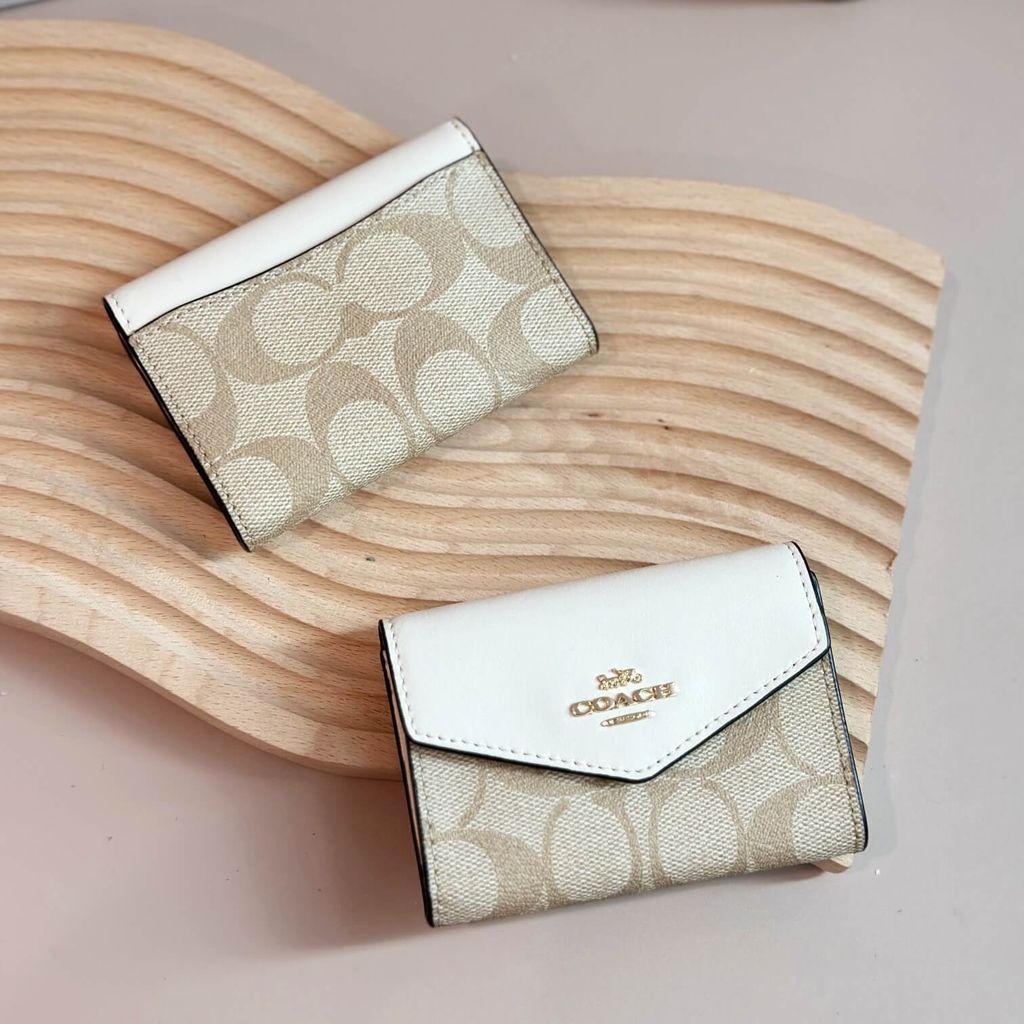 JuzBeauty_JuzBeautyMalaysia_JuzPretty_Authentic_Kbeauty_Malaysia_Skin_Care_Cosmetics_Jbeauty_Health_Care_korean_streetwear_US_Luxury_COACH CH202 Signature Flap Card Case In Im Light Khaki Chalk 卡包3