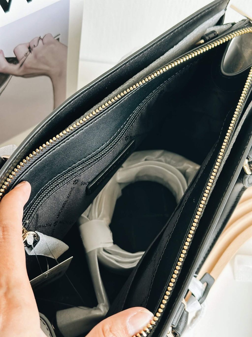 JuzBeauty_JuzBeautyMalaysia_JuzPretty_Authentic_Kbeauty_Malaysia_Skin_Care_Cosmetics_Jbeauty_Health_Care_korean_streetwear_US_Luxury_MICHAEL KORS 35S3G6HS2L Sheila Medium Faux Saffiano Leather Satchel In Black 斜挎包3.jpg