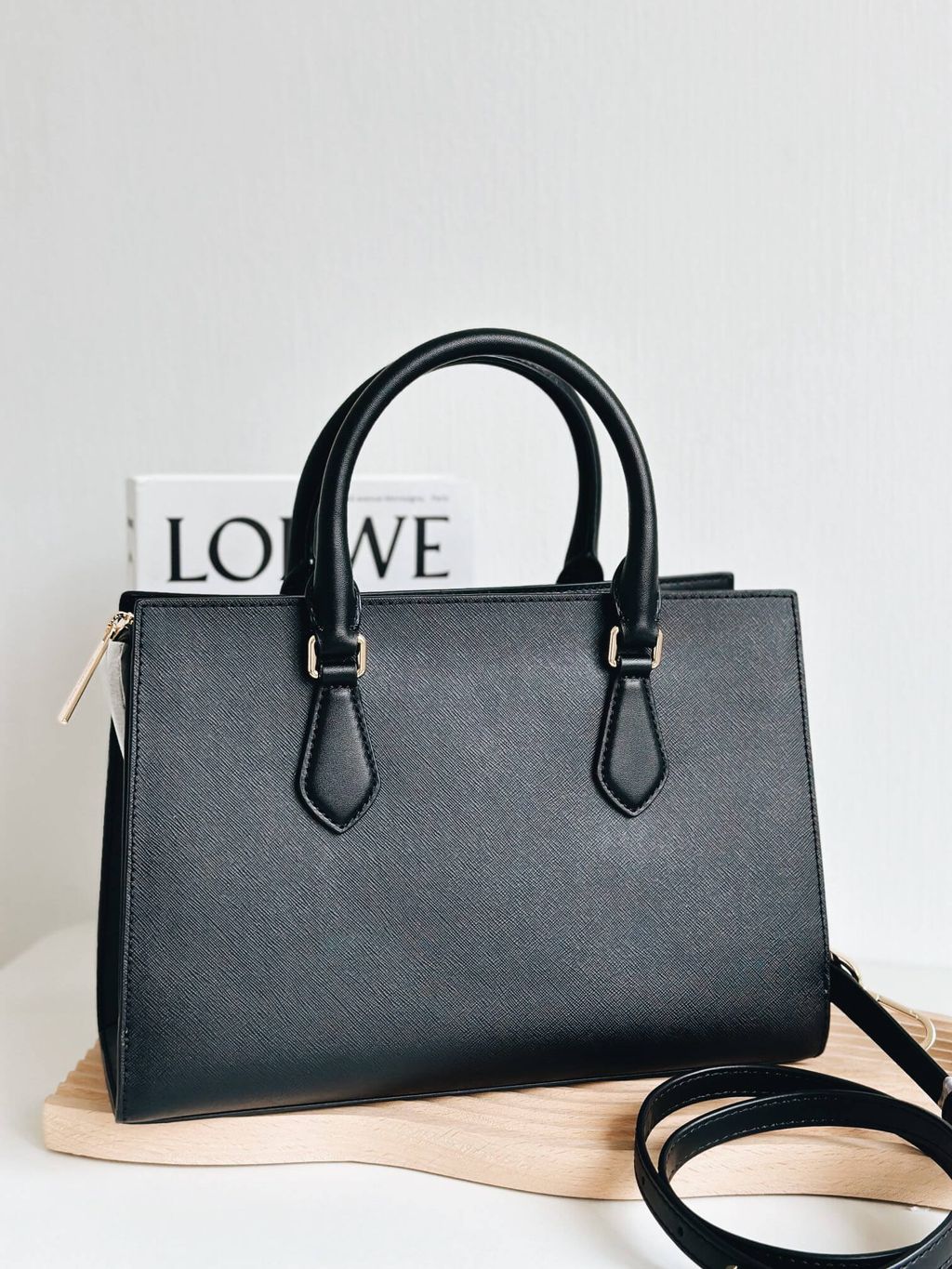 JuzBeauty_JuzBeautyMalaysia_JuzPretty_Authentic_Kbeauty_Malaysia_Skin_Care_Cosmetics_Jbeauty_Health_Care_korean_streetwear_US_Luxury_MICHAEL KORS 35S3G6HS2L Sheila Medium Faux Saffiano Leather Satchel In Black 斜挎包5.jpg