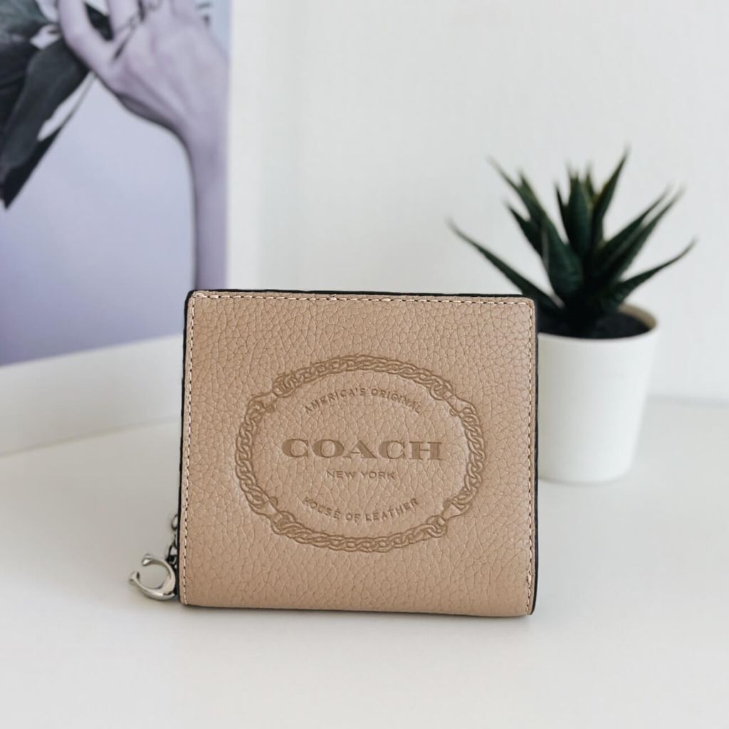 JuzBeauty_JuzBeautyMalaysia_JuzPretty_Authentic_Kbeauty_Malaysia_Skin_Care_Cosmetics_Jbeauty_Health_Care_korean_streetwear_US_Luxury_COACH CM216 Snap Wallet With Coach Heritage In Sv:Taupe 女士钱包1