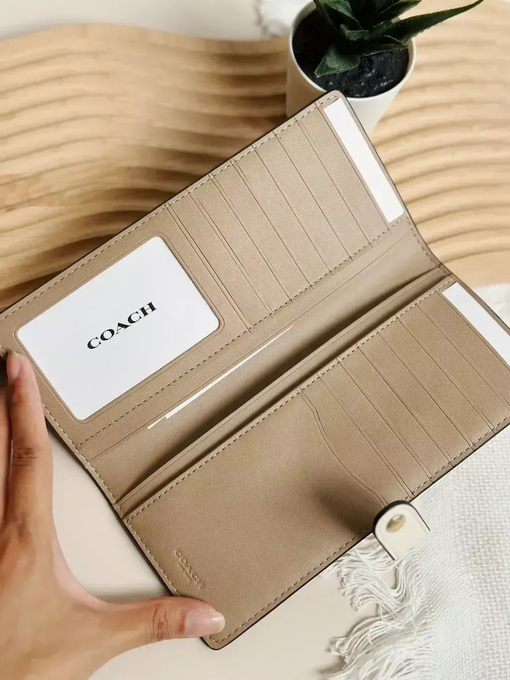 JuzBeauty_JuzBeautyMalaysia_JuzPretty_Authentic_Kbeauty_Malaysia_Skin_Care_Cosmetics_Jbeauty_Health_Care_korean_streetwear_US_Luxury_COACH CH414 Slim Wallet In Signature Canvas Light Khaki Chalk 女士长夹2