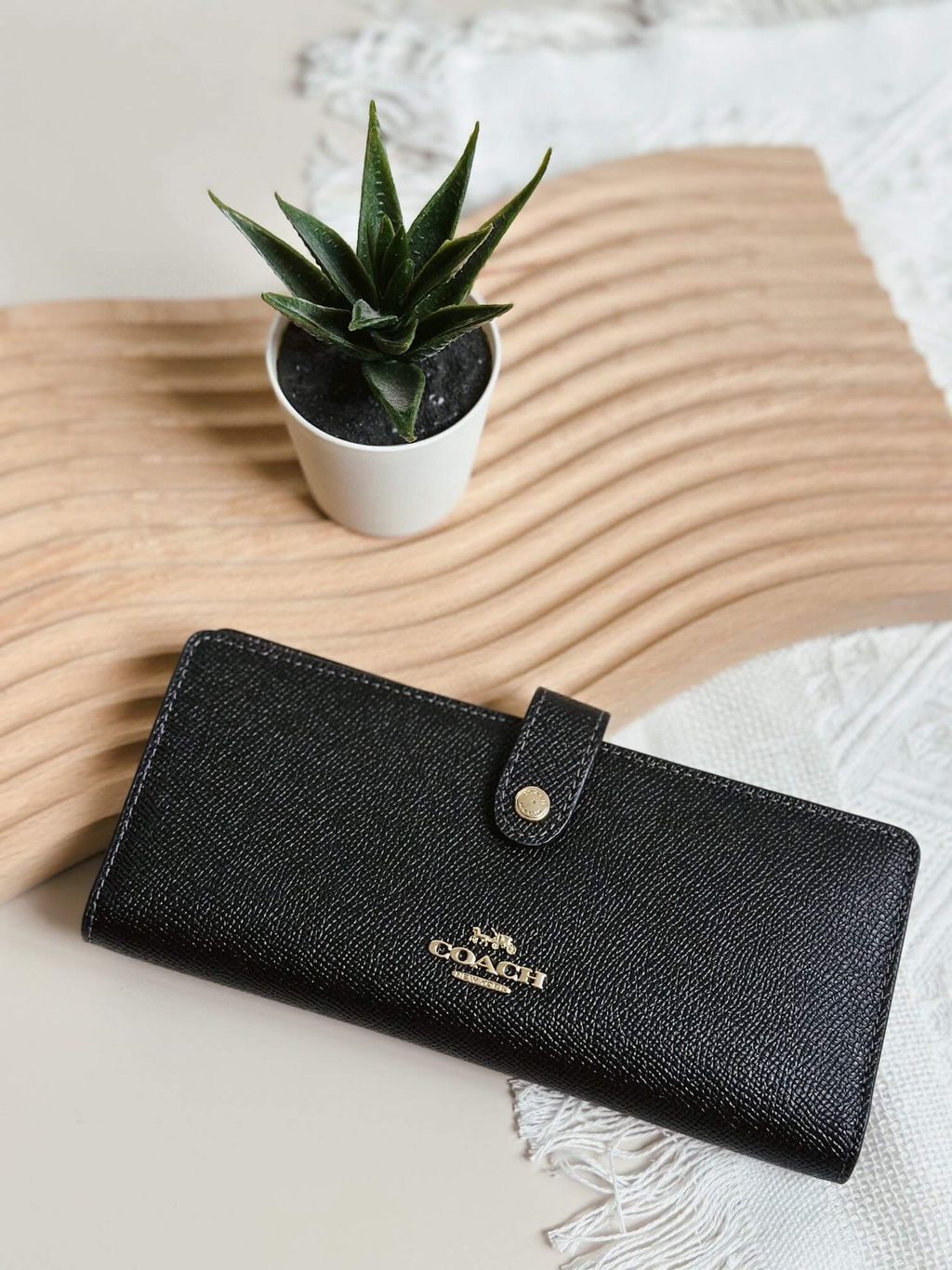 JuzBeauty_JuzBeautyMalaysia_JuzPretty_Authentic_Kbeauty_Malaysia_Skin_Care_Cosmetics_Jbeauty_Health_Care_korean_streetwear_US_Luxury_COACH CH410 Crossgrain Leather Slim Wallet In Black 女士长夹3.jpg