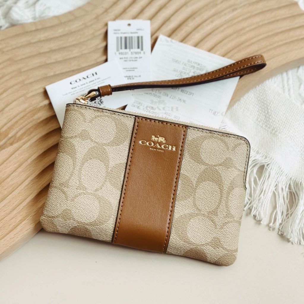 JuzBeauty_JuzBeautyMalaysia_JuzPretty_Authentic_Kbeauty_Malaysia_Skin_Care_Cosmetics_Jbeauty_Health_Care_korean_streetwear_US_Luxury_COACH F58035 Corner Zip Wristlet In Signature Coated Canvas With Leather Stripe Khaki Saddle 手拿包