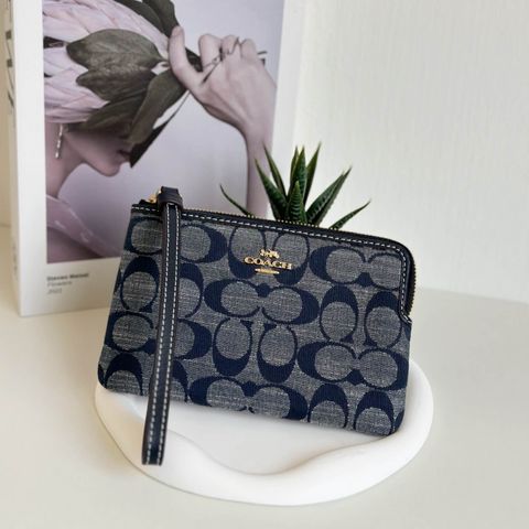 JuzBeauty_JuzBeautyMalaysia_JuzPretty_Authentic_Kbeauty_Malaysia_Skin_Care_Cosmetics_Jbeauty_Health_Care_korean_streetwear_US_Luxury_COACH CH371 Corner Zip Wristlet In Signature Chambray In Denim Multi 手拿包4
