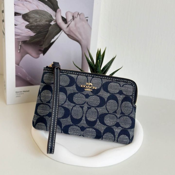 JuzBeauty_JuzBeautyMalaysia_JuzPretty_Authentic_Kbeauty_Malaysia_Skin_Care_Cosmetics_Jbeauty_Health_Care_korean_streetwear_US_Luxury_COACH CH371 Corner Zip Wristlet In Signature Chambray In Denim Multi 手拿包4