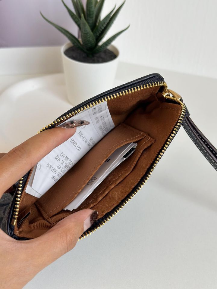 JuzBeauty_JuzBeautyMalaysia_JuzPretty_Authentic_Kbeauty_Malaysia_Skin_Care_Cosmetics_Jbeauty_Health_Care_korean_streetwear_US_Luxury_COACH CH371 Corner Zip Wristlet In Signature Chambray In Denim Multi 手拿包3.jpg