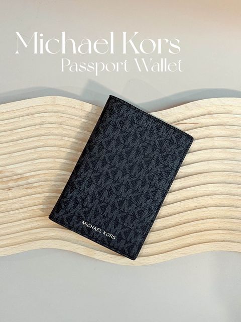 JuzBeauty_JuzBeautyMalaysia_JuzPretty_Authentic_Kbeauty_Malaysia_Skin_Care_Cosmetics_Jbeauty_Health_Care_korean_streetwear_US_Luxury_MICHAEL KORS 36H0MHR00B Logo Passport Wallet In Black 护照夹1.jpg