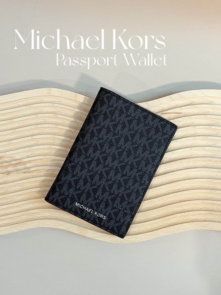 JuzBeauty_JuzBeautyMalaysia_JuzPretty_Authentic_Kbeauty_Malaysia_Skin_Care_Cosmetics_Jbeauty_Health_Care_korean_streetwear_US_Luxury_MICHAEL KORS 36H0MHR00B Logo Passport Wallet In Black 护照夹1.jpg