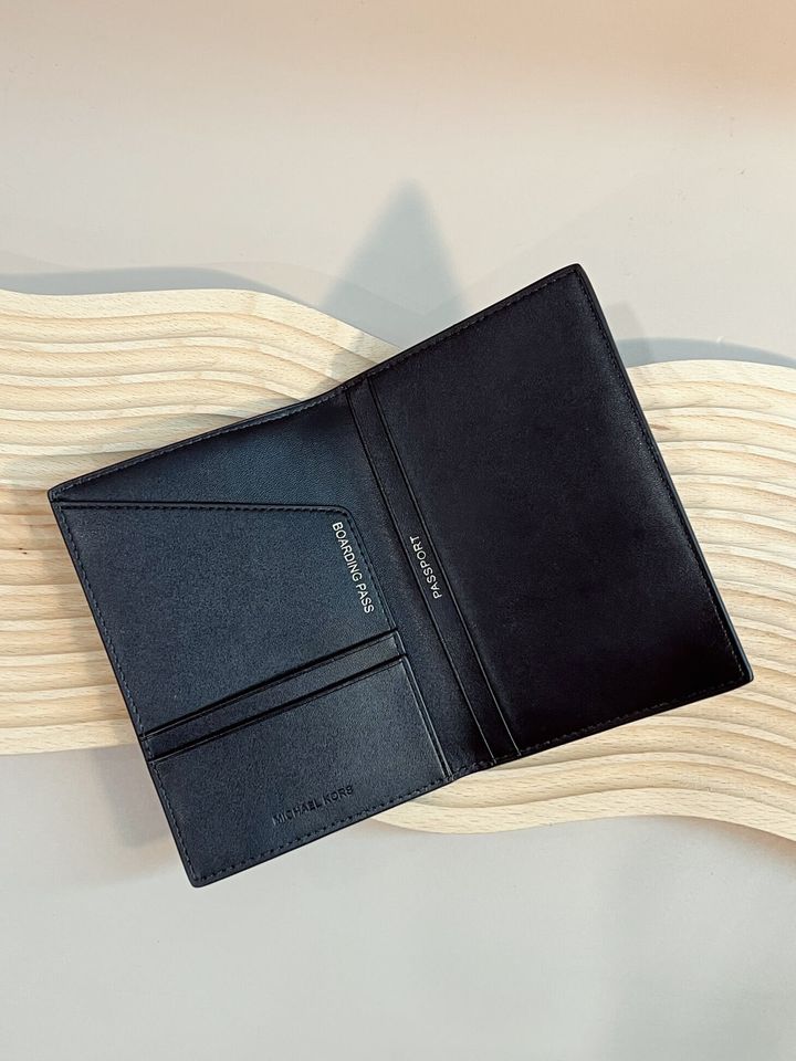 JuzBeauty_JuzBeautyMalaysia_JuzPretty_Authentic_Kbeauty_Malaysia_Skin_Care_Cosmetics_Jbeauty_Health_Care_korean_streetwear_US_Luxury_MICHAEL KORS 36H0MHR00B Logo Passport Wallet In Black 护照夹2.jpg