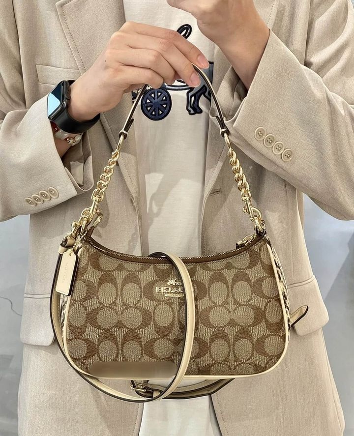 JuzBeauty_JuzBeautyMalaysia_JuzPretty_Authentic_Kbeauty_Malaysia_Skin_Care_Cosmetics_Jbeauty_Health_Care_korean_streetwear_US_Luxury_COACH CC323 Teri Shoulder Bag In Signature Canvas Khaki Chalk Multi 腋下包3