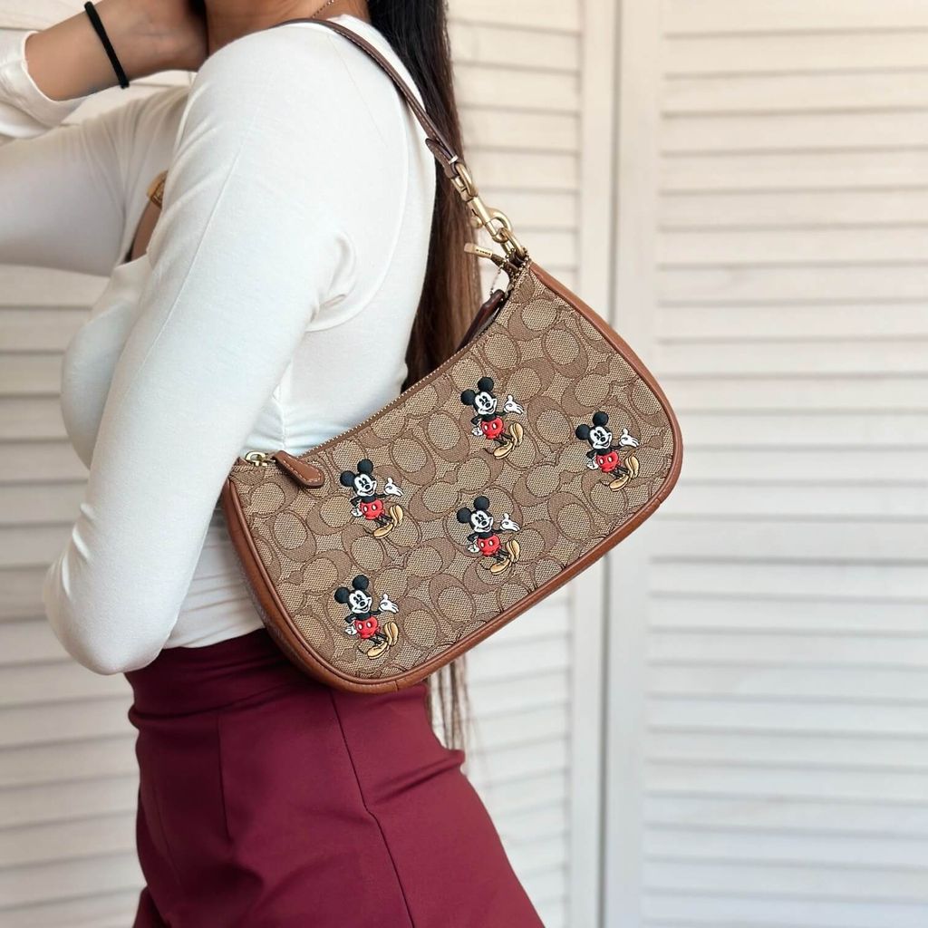 JuzBeauty_JuzBeautyMalaysia_JuzPretty_Authentic_Kbeauty_Malaysia_Skin_Care_Cosmetics_Jbeauty_Health_Care_korean_streetwear_US_Luxury_COACH CM196 Disney x Coach Teri Shoulder Bag In Signature Jacquard With Mickey Mouse Print 腋下包3