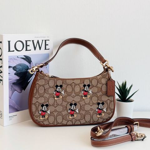 JuzBeauty_JuzBeautyMalaysia_JuzPretty_Authentic_Kbeauty_Malaysia_Skin_Care_Cosmetics_Jbeauty_Health_Care_korean_streetwear_US_Luxury_COACH CM196 Disney x Coach Teri Shoulder Bag In Signature Jacquard With Mickey Mouse Print 腋下包4