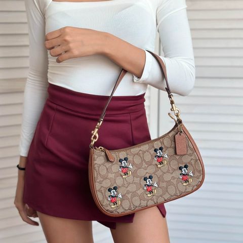 JuzBeauty_JuzBeautyMalaysia_JuzPretty_Authentic_Kbeauty_Malaysia_Skin_Care_Cosmetics_Jbeauty_Health_Care_korean_streetwear_US_Luxury_COACH CM196 Disney x Coach Teri Shoulder Bag In Signature Jacquard With Mickey Mouse Print 腋下包2