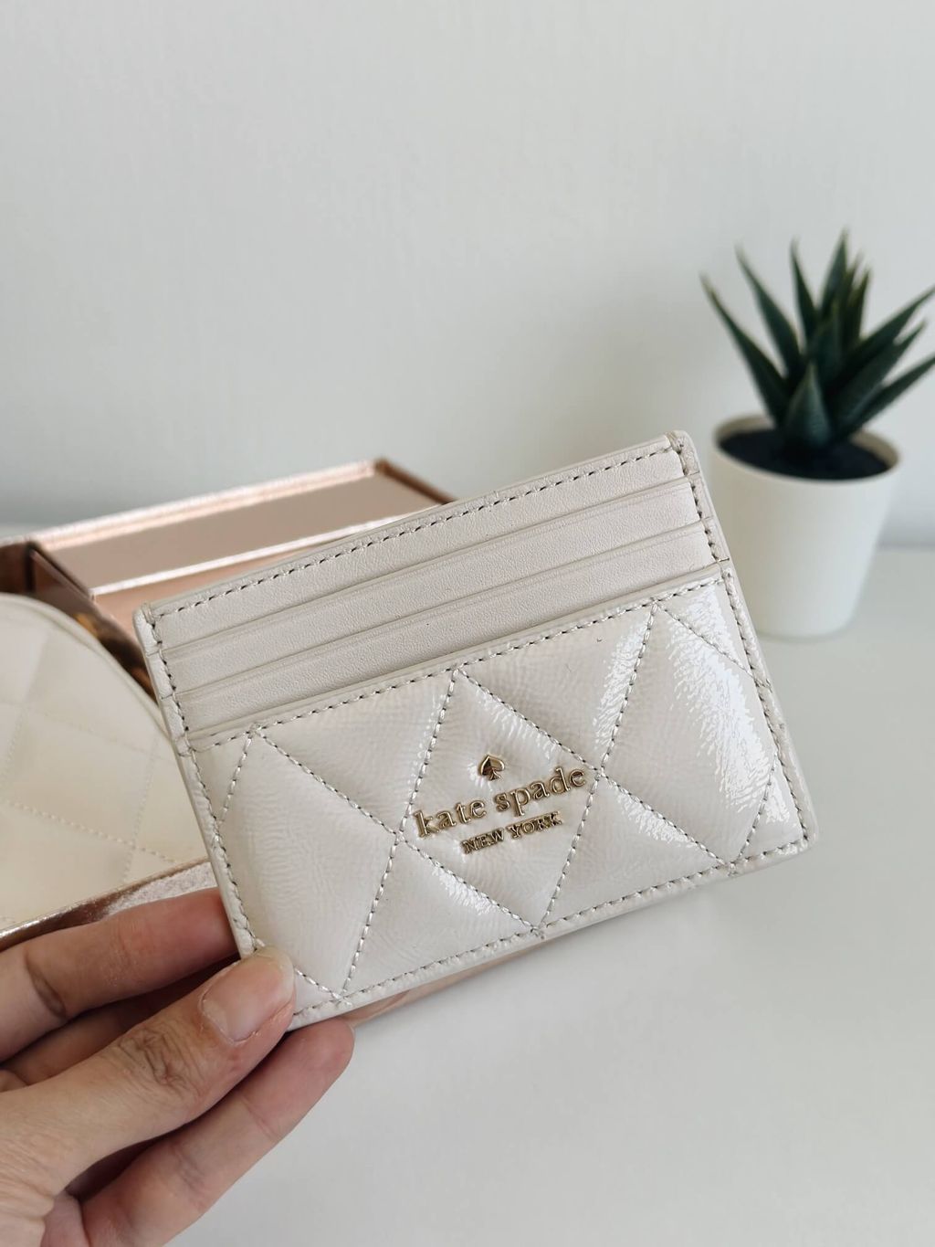 JuzBeauty_JuzBeautyMalaysia_JuzPretty_Authentic_Kbeauty_Malaysia_Skin_Care_Cosmetics_Jbeauty_Health_Care_korean_streetwear_US_Luxury_KATE SPADE KE818 Glimmer Quilted Patent Leather Boxed Crossbody Bag Set In White 链条相机包+卡包礼盒2.jpg