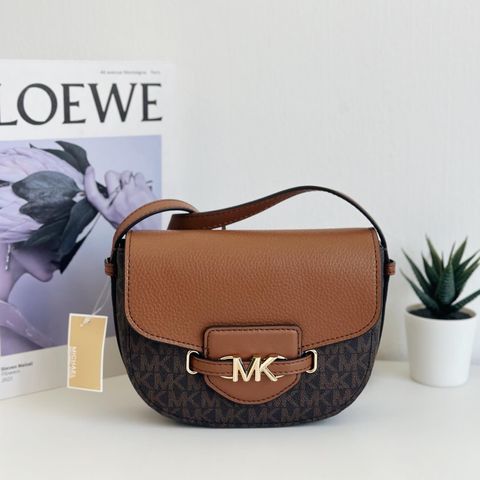 JuzBeauty_JuzBeautyMalaysia_JuzPretty_Authentic_Kbeauty_Malaysia_Skin_Care_Cosmetics_Jbeauty_Health_Care_korean_streetwear_US_Luxury_MICHAEL KORS 35F3G6RC1B Reed Small Logo And Leather Crossbody Bag In Brown 斜挎包1