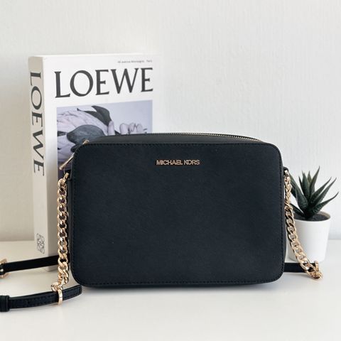JuzBeauty_JuzBeautyMalaysia_JuzPretty_Authentic_Kbeauty_Malaysia_Skin_Care_Cosmetics_Jbeauty_Health_Care_korean_streetwear_US_Luxury_MICHAEL KORS 35T8GTTC9L Jet Set Item Large EW Crossbody Bag Leather in Black 斜挎相机包1