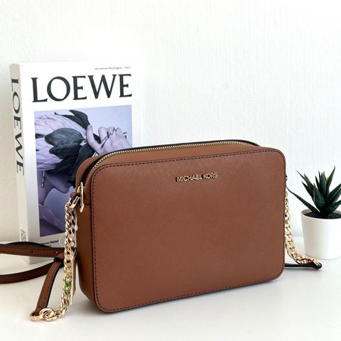 JuzBeauty_JuzBeautyMalaysia_JuzPretty_Authentic_Kbeauty_Malaysia_Skin_Care_Cosmetics_Jbeauty_Health_Care_korean_streetwear_US_Luxury_MICHAEL KORS 35T8GTTC9L Jet Set Item Large EW Crossbody Bag Leather in Luggage 斜挎相机包1