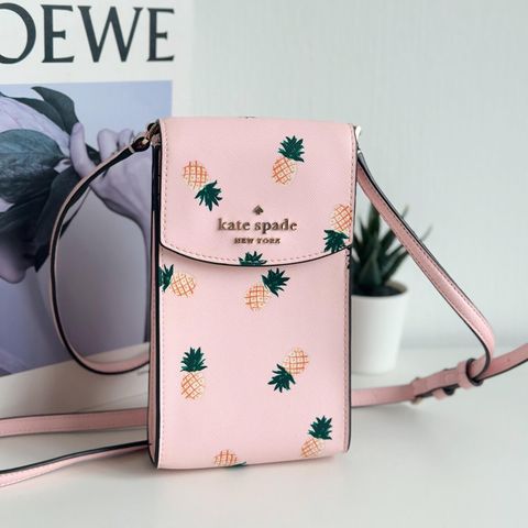 JuzBeauty_JuzBeautyMalaysia_JuzPretty_Authentic_Kbeauty_Malaysia_Skin_Care_Cosmetics_Jbeauty_Health_Care_korean_streetwear_US_Luxury_KATE SPADE K7276 Crossbody Bag Pineapples Printed North South Flap Phone Crossbody In Pink 手机包4