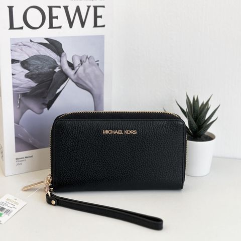 JuzBeauty_JuzBeautyMalaysia_JuzPretty_Authentic_Kbeauty_Malaysia_Skin_Care_Cosmetics_Jbeauty_Health_Care_korean_streetwear_US_Luxury_MICHAEL KORS 35S9GTVE7L Jet Set Travel Large Flat Multifunction Phone Case Wristlet Leather In Black 女士手拿包1