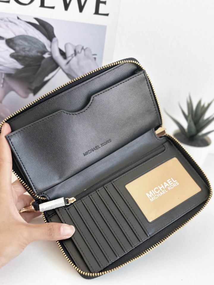 JuzBeauty_JuzBeautyMalaysia_JuzPretty_Authentic_Kbeauty_Malaysia_Skin_Care_Cosmetics_Jbeauty_Health_Care_korean_streetwear_US_Luxury_MICHAEL KORS 35S9GTVE7L Jet Set Travel Large Flat Multifunction Phone Case Wristlet Leather In Black 女士手拿包2.jpg