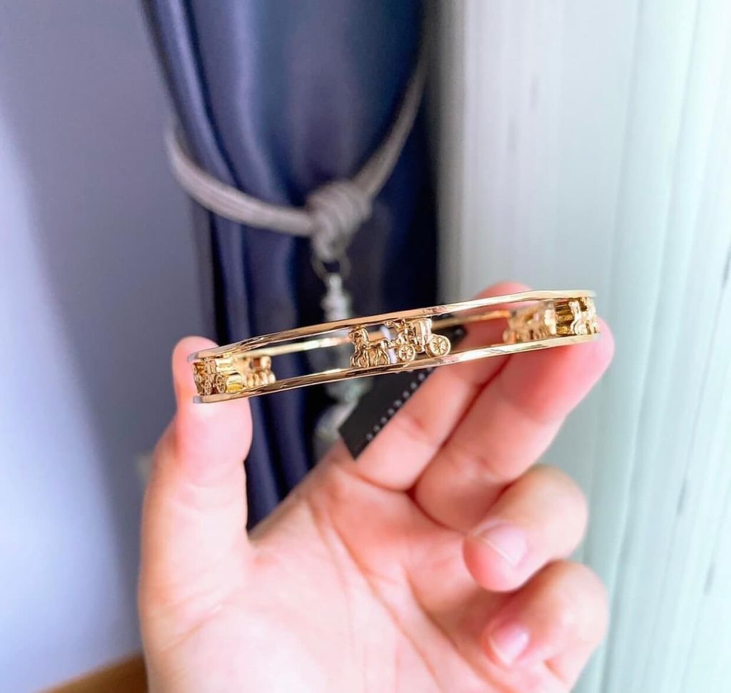 JuzBeauty_JuzBeautyMalaysia_JuzPretty_Authentic_Kbeauty_Malaysia_Skin_Care_Cosmetics_Jbeauty_Health_Care_korean_streetwear_US_Luxury_COACH 5964 Horse And Carriage Bangle In Gold 手环2.jpg