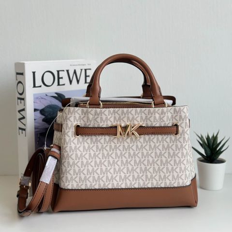 JuzBeauty_JuzBeautyMalaysia_JuzPretty_Authentic_Kbeauty_Malaysia_Skin_Care_Cosmetics_Jbeauty_Health_Care_korean_streetwear_US_Luxury_MICHAEL KORS 35S3G6RS1B Reed Small Belted Logo Satchel In Vanilla 戴妃包3