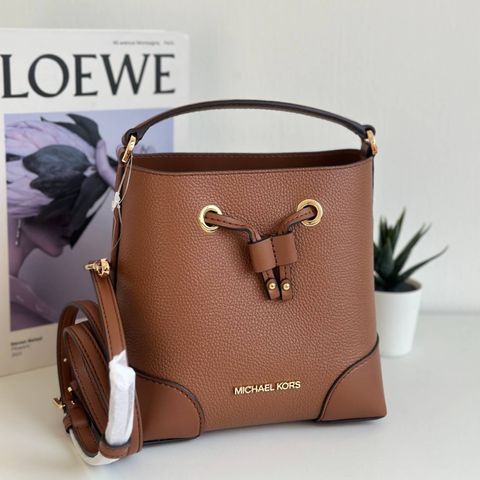 JuzBeauty_JuzBeautyMalaysia_JuzPretty_Authentic_Kbeauty_Malaysia_Skin_Care_Cosmetics_Jbeauty_Health_Care_korean_streetwear_US_Luxury_MICHAEL KORS 35R3GM9M1L Mercer Small Pebbled Leather Bucket Bag in Luggage 水桶包6