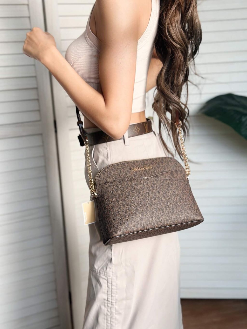 JuzBeauty_JuzBeautyMalaysia_JuzPretty_Authentic_Kbeauty_Malaysia_Skin_Care_Cosmetics_Jbeauty_Health_Care_korean_streetwear_US_Luxury_MICHAEL KORS 35F1GTVC6B Jet Set Travel Medium Logo Dome Crossbody Bag in Brown 贝壳包3