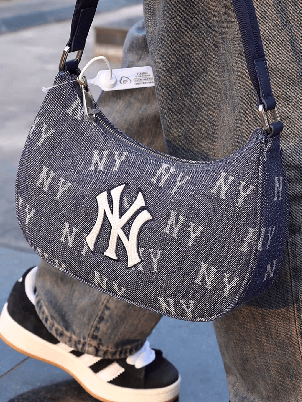 JuzBeauty-JuzBeautyMalaysia-JuzPretty-Authentic-Kbeauty-Malaysia-Skin-Care-Cosmetics-Jbeauty-Health-Care-korean-streetwear-MLB Classic Monogram Denim Hobo Bag New York Yankees 牛仔腋下包15