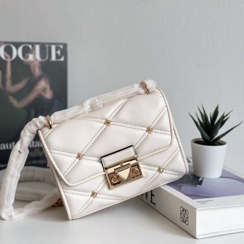 JuzBeauty_JuzBeautyMalaysia_JuzPretty_Authentic_Kbeauty_Malaysia_Skin_Care_Cosmetics_Jbeauty_Health_Care_korean_streetwear_US_Luxury_MICHAEL KORS 35F2GNRC6I Serena Small Studded Crossbody Bag In Lt Cream 链条包2