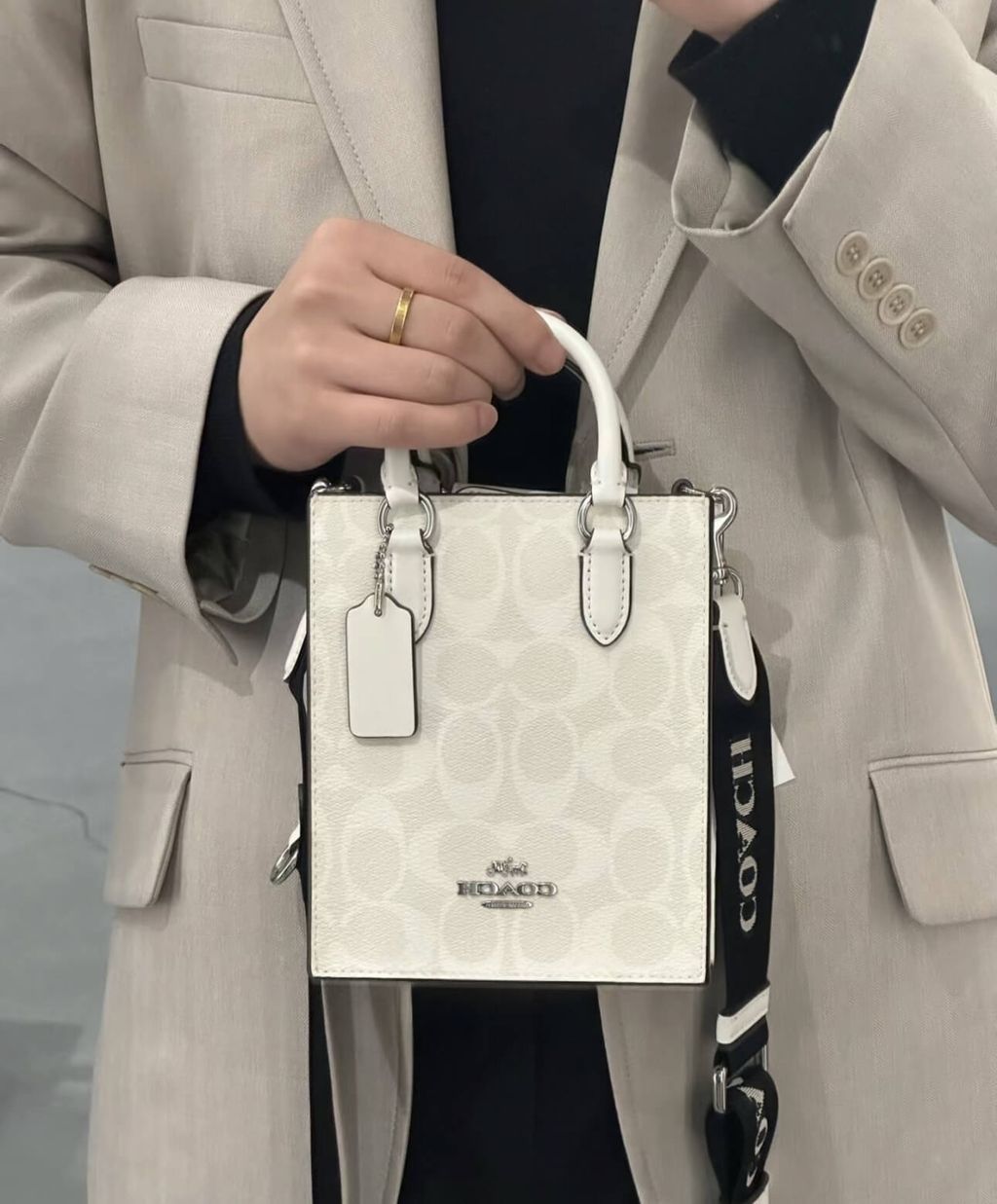 JuzBeauty_JuzBeautyMalaysia_JuzPretty_Authentic_Kbeauty_Malaysia_Skin_Care_Cosmetics_Jbeauty_Health_Care_korean_streetwear_US_Luxury_COACH CP011 North South Mini Tote In Signature Canvas In Glacier White 琴谱包6