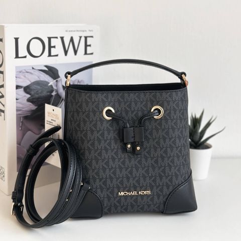 JuzBeauty_JuzBeautyMalaysia_JuzPretty_Authentic_Kbeauty_Malaysia_Skin_Care_Cosmetics_Jbeauty_Health_Care_korean_streetwear_US_Luxury_MICHAEL KORS 35F2GM9M1B Mercer Small Logo Bucket Bag in Black 水桶包1