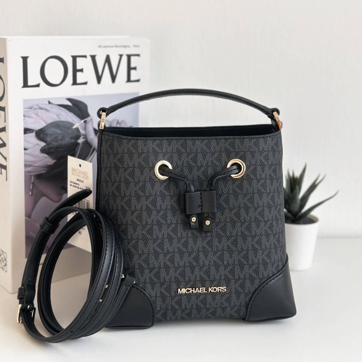 JuzBeauty_JuzBeautyMalaysia_JuzPretty_Authentic_Kbeauty_Malaysia_Skin_Care_Cosmetics_Jbeauty_Health_Care_korean_streetwear_US_Luxury_MICHAEL KORS 35F2GM9M1B Mercer Small Logo Bucket Bag in Black 水桶包1