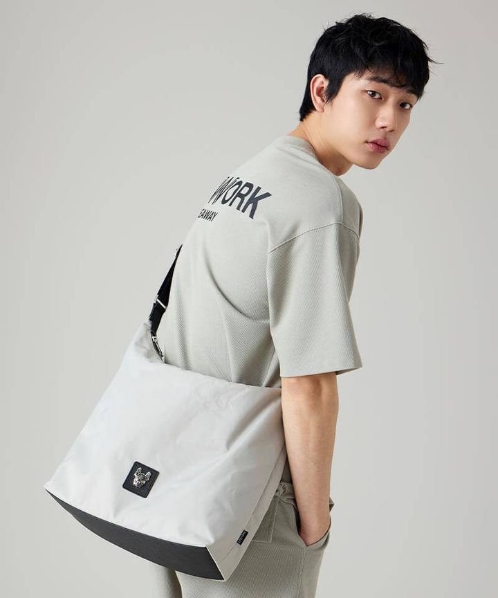 JuzBeauty-JuzBeautyMalaysia-JuzPretty-Authentic-Kbeauty-Malaysia-Skin-Care-Cosmetics-Jbeauty-Health-Care-korean-streetwear-LIFEWORK Basic Soft Big Crossbody Bag 斜挎包 LW245BG9301