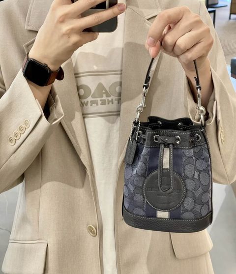JuzBeauty_JuzBeautyMalaysia_JuzPretty_Authentic_Kbeauty_Malaysia_Skin_Care_Cosmetics_Jbeauty_Health_Care_korean_streetwear_US_Luxury_COACH C8322 Mini Dempsey Bucket Bag Signature Jacquard In Midnight Navy Multi 迷你水桶包2
