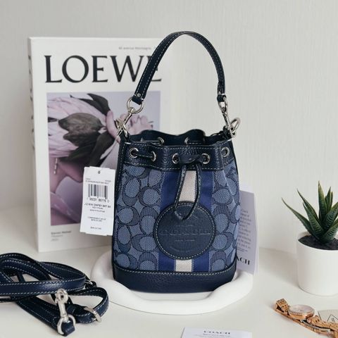 JuzBeauty_JuzBeautyMalaysia_JuzPretty_Authentic_Kbeauty_Malaysia_Skin_Care_Cosmetics_Jbeauty_Health_Care_korean_streetwear_US_Luxury_COACH C8322 Mini Dempsey Bucket Bag Signature Jacquard In Midnight Navy Multi 迷你水桶包4