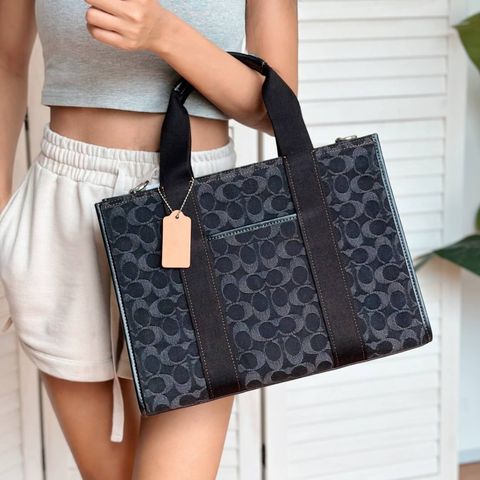 JuzBeauty_JuzBeautyMalaysia_JuzPretty_Authentic_Kbeauty_Malaysia_Skin_Care_Cosmetics_Jbeauty_Health_Care_korean_streetwear_US_Luxury_COACH CP105 Smith Tote In Signature Denim 托特包3