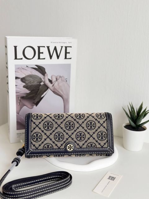 JuzBeauty_JuzBeautyMalaysia_JuzPretty_Authentic_Kbeauty_Malaysia_Skin_Care_Cosmetics_Jbeauty_Health_Care_korean_streetwear_US_Luxury_TORY BURCH 135846 T Monogram Jacquard Wallet Crossbody Clutch In Tory Navy 斜挎包7.jpg