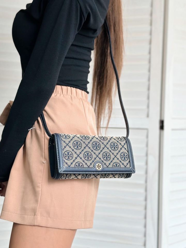 JuzBeauty_JuzBeautyMalaysia_JuzPretty_Authentic_Kbeauty_Malaysia_Skin_Care_Cosmetics_Jbeauty_Health_Care_korean_streetwear_US_Luxury_TORY BURCH 135846 T Monogram Jacquard Wallet Crossbody Clutch In Tory Navy 斜挎包2.jpg